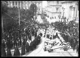 Procesión de semana santa, pasando por la plaza Murillo.