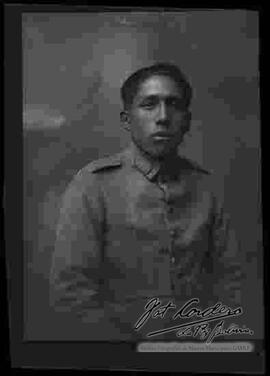 Foto de estudio de un solado de la Guerra del Chaco