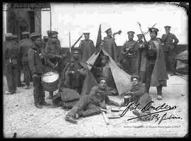 Grupo de Militares, sujetando fusiles y algunos instrumentos muSicales