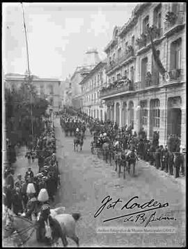 Ismael Montes, dirigiéndose al Palacio de Gobierno en un carruaje, escoltado por la sección de caballería del Colegio Militar