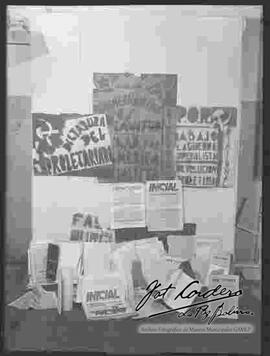 Reproducción de pancartas, periódicos y documentos en contra del imperialismo.