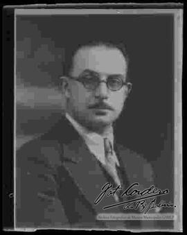 Reproducción de una fotografía de medio cuerpo de Enrique Herzog Garaizabal,  presidente de Bolivia