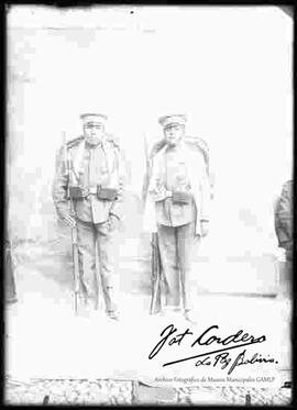 Dos soldados de la expedición al acre, en el cuartel