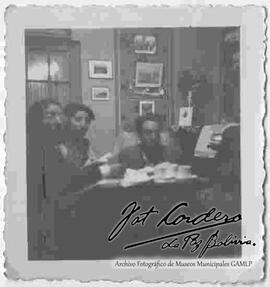 Reproducción de una fotografía de Luisa, Carolina y Julio Cordero Ordoñez tomando el te en el comedor de su casa