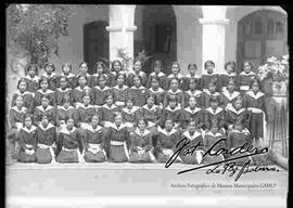 Grupo de señoritas formadas para la foto en el patio del colegio María Auxiliadora