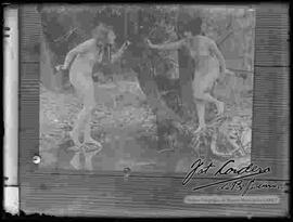 Reproducción de una imagen de dos mujeres desnudas sosteniendo con las manos las ramas de un árbol.