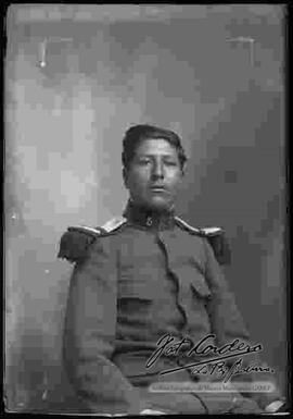 Fotografía de estudio de un Sargento de Ejercito