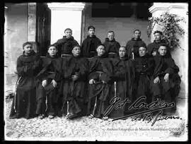 Grupo de curas franciscanos, reunidos en el convento de San Francisco