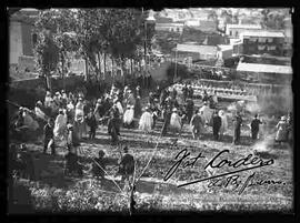 Grupo familiar y amigos, en un dia de campo, bailando la cueca