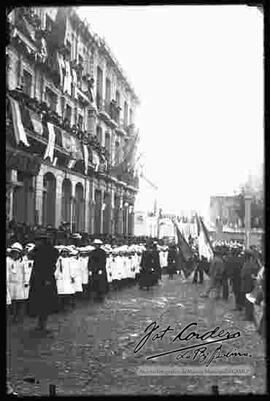 Desfile del 6 de agosto, por parte de estudiantes, pasando delante del hotel Paris, plaza Murillo.