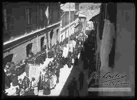 Procesión de la virgen en semana santa, por la calle Colón.