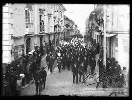 Desfile cívico del 16 de julio, por parte del colegio militar,  pasando por la calle Mercado y Yanacocha.
