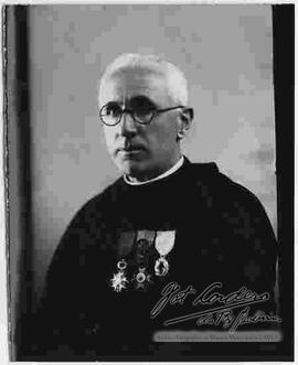 Fotografía de estudio: Imagen de medio cuerpo del Obispo de la Diócesis, representante del Papa