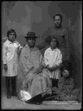 Foto de estudio de un soldado de la Guerra del Chaco junto a su familia