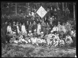 Comparsa los "Colorados de 1925" en día de campo, celebrando carnavales.