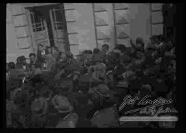 Multitud de personas, arrastrando a eguino. 27 de septiembre de 1946