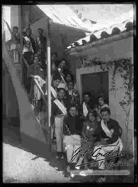 Comparsa los "Fascistas" en las gradas del patio de una casa particular, celebrando carnavales.