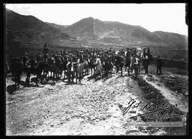 Oficiales y civiles, montados a caballo en un paseo por el camino a Los Yungas