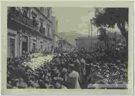 Desfile escolar en la Plaza Murillo, entonando el Himno de la República