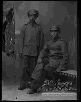 Foto de estudio de dos soldados de la Guerra del Chaco