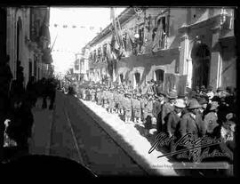 Desfile de estudiantes por el 6 de agosto, pasando por la calle Mercado.