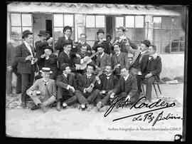 Grupo de varones celebrando un acontecimiento con bebidas en el interior de una casa particular