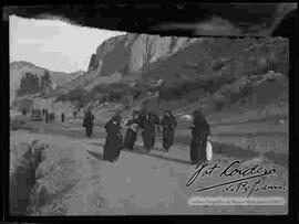 Monjas paseando el camino de la entrada a Sehuencoma