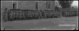 Tres grupos de  scouts femenino delante del Colegio Militar