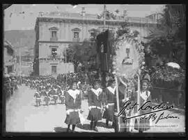 Desfile del 6 de agosto, por parte de señoritas estudiantes del colegio el Buen Pastor, pasando delante del palacio legislativo, palacio de gobierno, plaza Murillo.