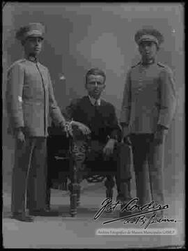 Foto de estudio de dos cadetes de del Colegio Militar, junto a un civil