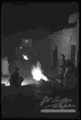 Noche de San Juan en la calle Tarija, con la tradicional  fogata.