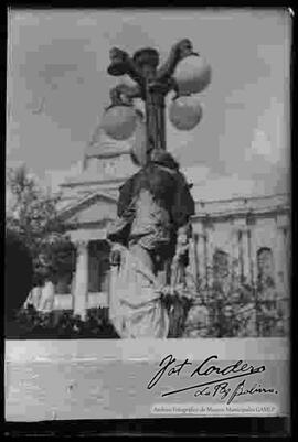 Gualberto Villarroel, colgado en la Plaza Murillo, delate del Palacio Legislativo el  21 de julio durante la revolución de  1946