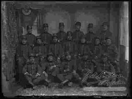 Foto de estudio de un grupo de soldados del regimiento 4 de infantería