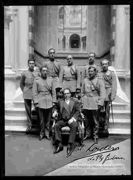 Presidente Hernando Siles, junto al Alto Mando Militar, en las gradas del Palacio de Gobierno