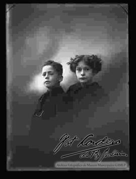 Foto de estudio con esfumador de dos niños. Un niño y una niña