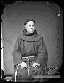 Documento antiguo: Foto de estudio del padre franciscano Luis Aguirre.