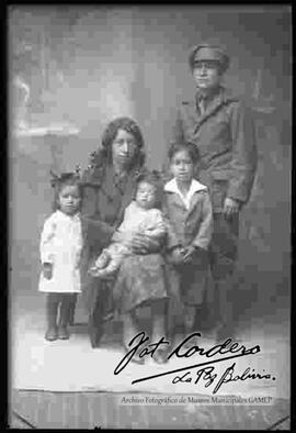 Foto de estudio. la familia de un militar