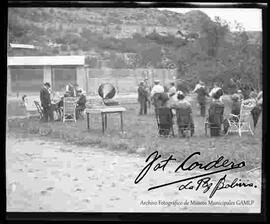 Familia en día de campo, bailando con música de una vitrola.