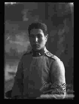 Foto de estudio de medio cuerpo, de un cadete