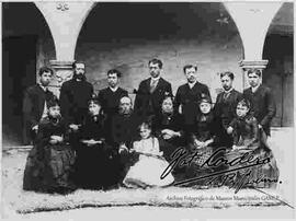 Familia  Azcarrunz en el patio del convento de las Concepcionistas.