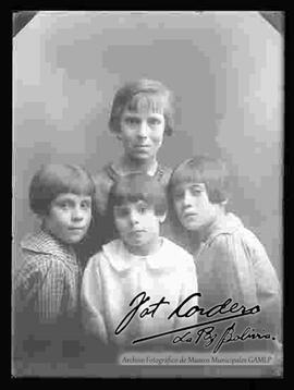 Foto de estudio de una familia.una dama junto a sus tres hijas