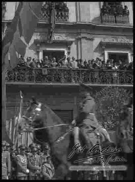 1ra toma, presidente Enrique Peñaranda observando desde el balcón de Palacio de Gobierno un desfile Militar