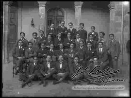 Grupo de bachilleres en el colegio Ayacucho