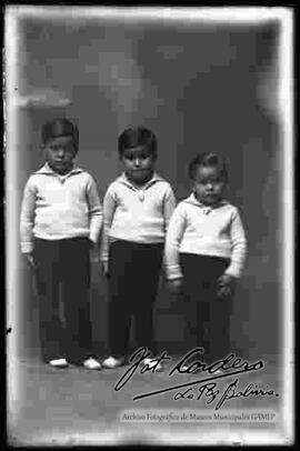 Foto de estudio de tres niños