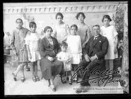 Familia en el patio de una casa particular