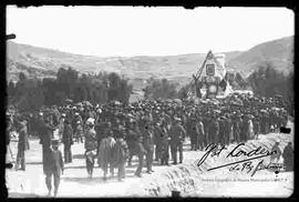 Multitud de personas en el cementerio, en la inauguración del mausoleo del Presidente José Manuel  Pando