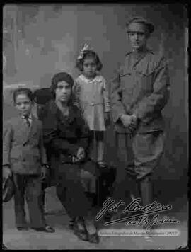 Foto de estudio de un soldado de la Guerra del Chaco junto a su familia