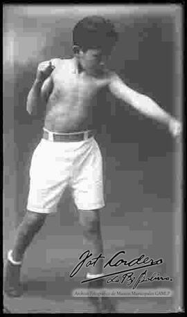 Foto de estudio de un niño boxeador, del club Pabón, entrenando