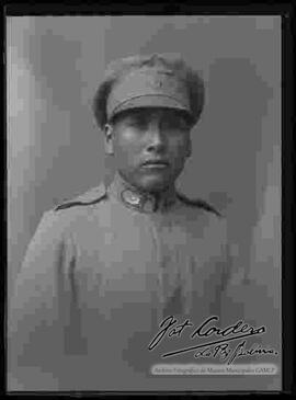 Foto de estudio, de medio cuerpo de un soldado  de la Guerra del Chaco