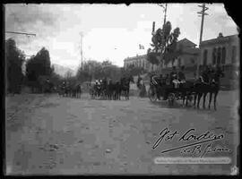 Presidente Bautista Saavedra paseando en una carrosa por la avenida Arce y 6 de Agosto